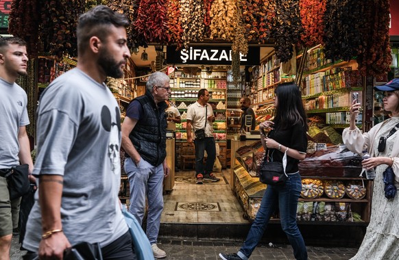 epa10161412 People shopping at Eminonu local bazaar in Istanbul, Turkey, 05 September 2022. Annual inflation reached 80.2 percent in August, up from 79.6 percent in July, according to data released on ...