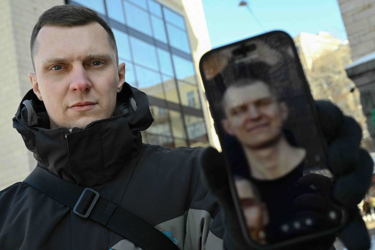Iaroslav Roumiantsev montre sur son téléphone portable, dans le centre de Kiev, le 2 février 2026, une photo de lui prise alors qu'il était prisonnier des Russes, dans le contexte de l'invas ...