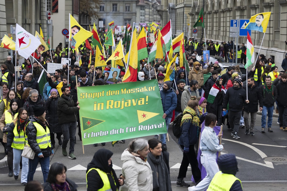 Demonstranten halten Banner und Fahnen waehrend einer nationalen Demonstration "Auf die Strassen fuer Rojava!" am Samstag, 31. Januar 2026, in Bern. (KEYSTONE/Peter Klaunzer)