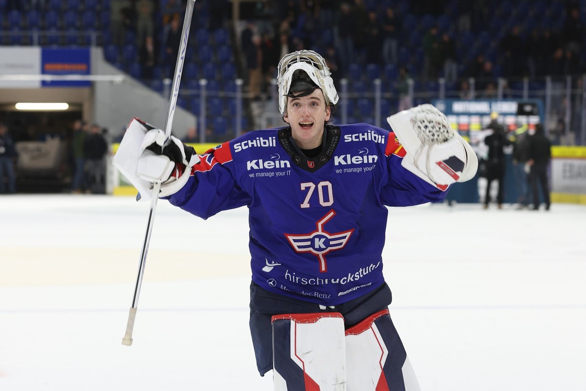Torwart Ewan Huet (Kloten) jubelt nach dem Qualifikationsspiel der Eishockey-Meisterschaft der National League zwischen den Teams EHC Kloten und dem Lausanne HC am Samstag, 01. November 2025, in Klote ...
