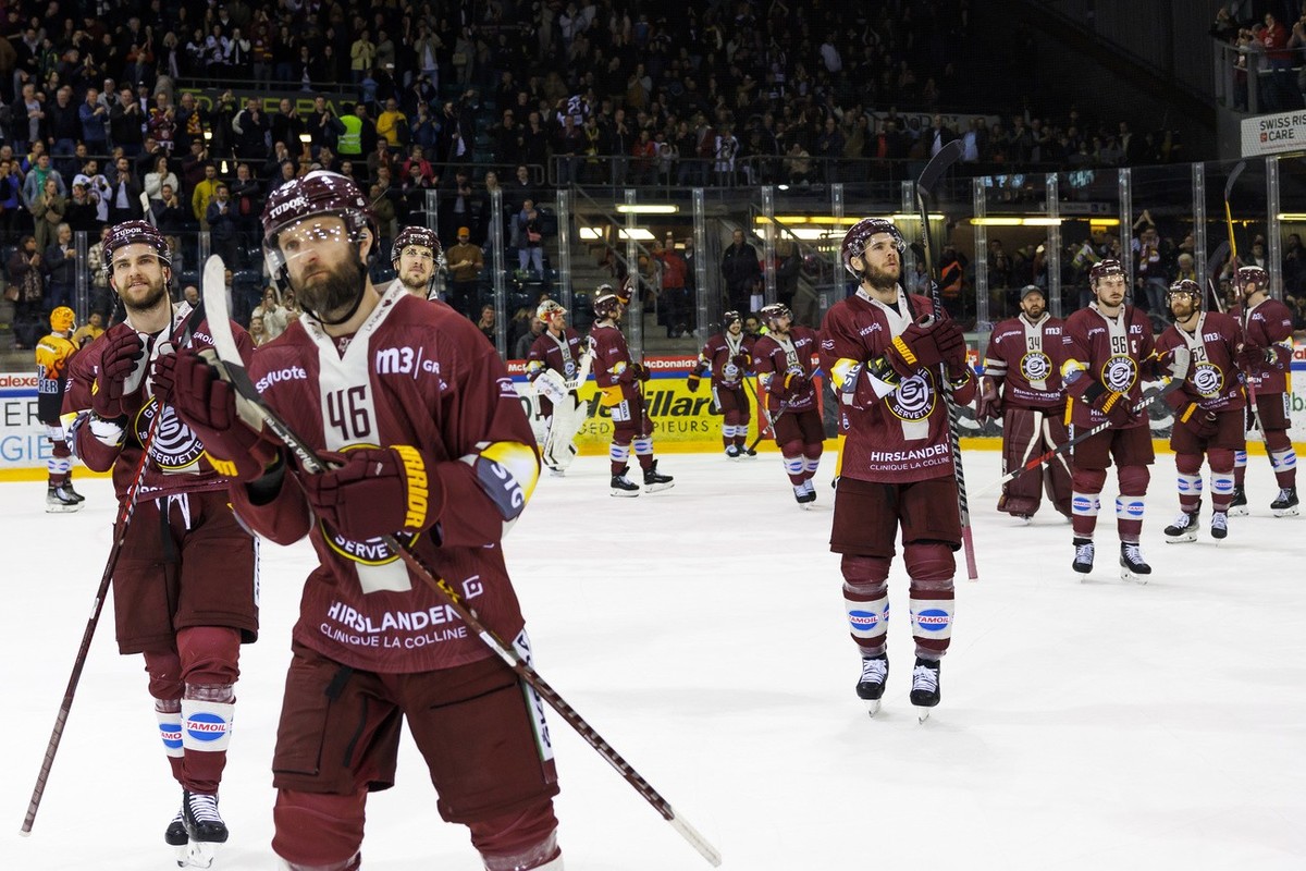 Geneve-Servette's players cheer their supporters after defeating the team Zug, during the Fifth leg of the National League Swiss Championship semifinal playoff game between Geneve-Servette HC and ...