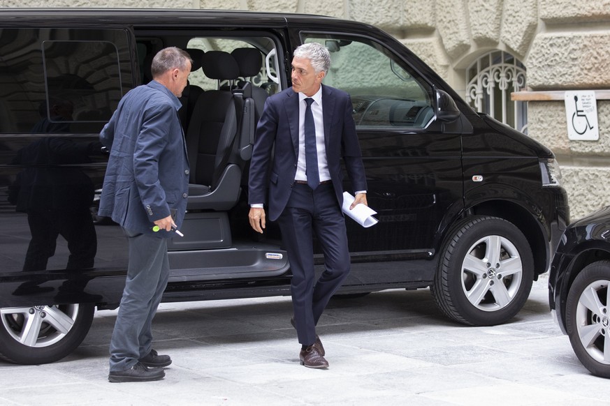 Bundesanwalt Michael Lauber steigt beim Seiteneingang des Bundeshauses aus einem Bus, am Dienstag, 24. September 2019 in Bern. Bundesanwalt Lauber erscheint zu einer Anhoerung bei der Fraktion der SP. ...