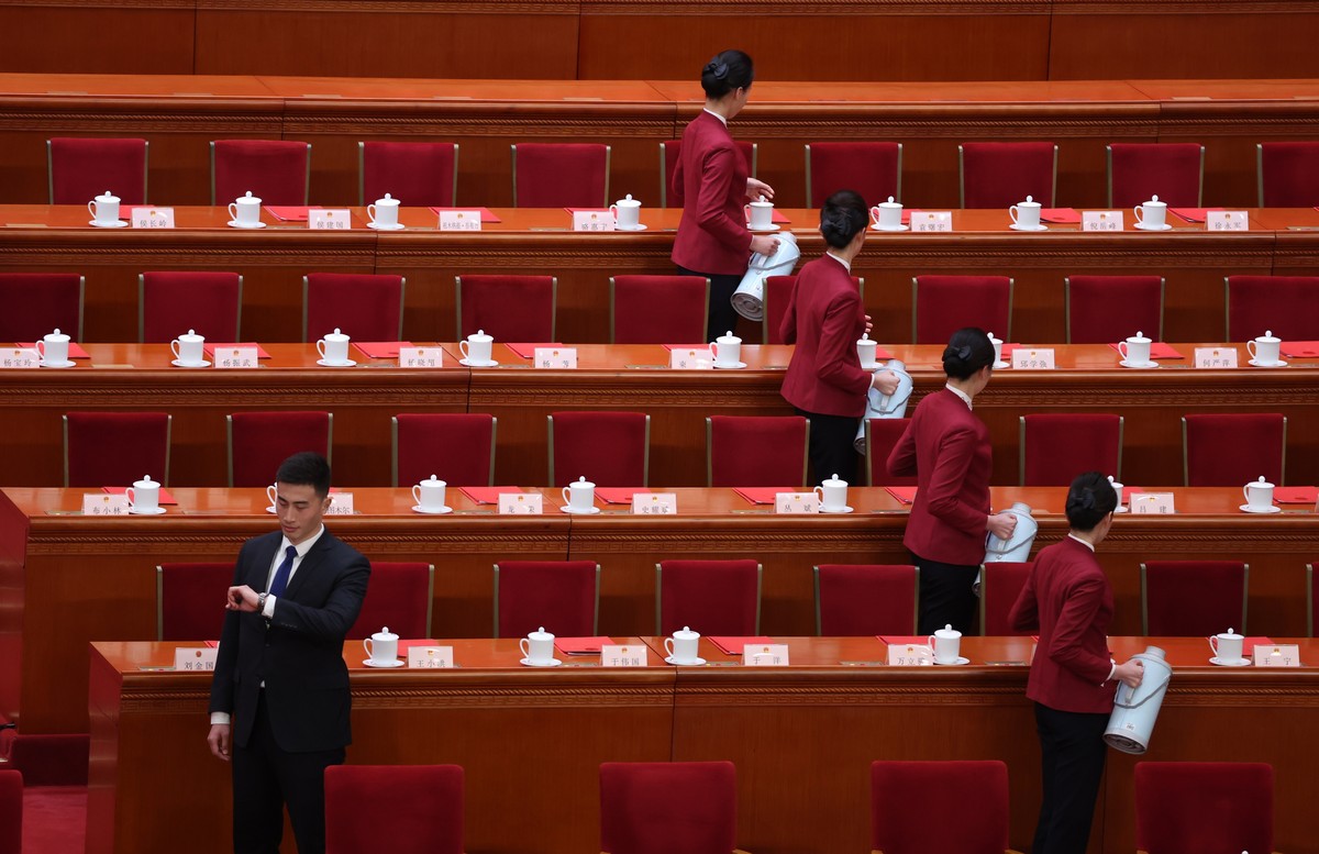 epa11213638 Hostesses pour tea before the closing meeting of the second session of the 14th National People's Congress (NPC) at the Great Hall of the People in Beijing, China, 11 March 2024. Chin ...