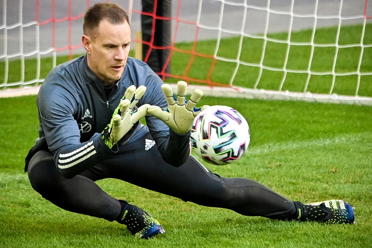 epa09107007 Germany's goalkeeper Marc-Andre ter Stegen performs during his team's training session in Duesseldorf, Germany, 30 March 2021. Germany will face North Macedonia in their FIFA Wor ...