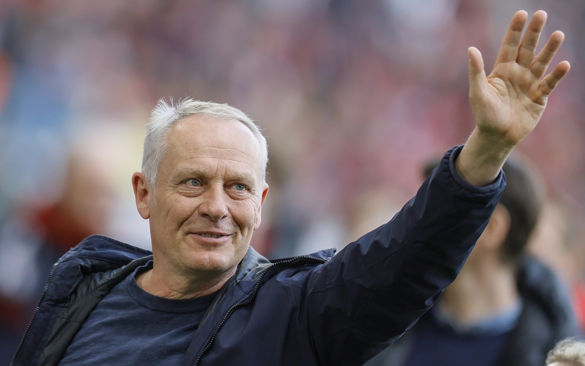 epa10564668 Freiburg's head coach Christian Streich waves before the German Bundesliga soccer match between SC Freiburg and FC Bayern Munich in Freiburg, Germany, 08 April 2023. EPA/RONALD WITTEK ...