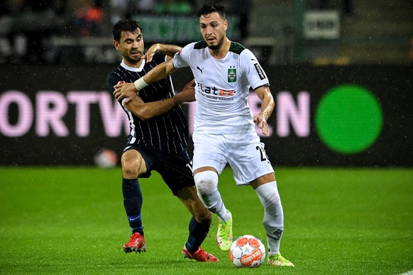 epa09556493 Bochum?s Gerrit Holtmann (L) in action against Moenchengladbach's Ramy Bensebaini (R) during the German Bundesliga soccer match between Borussia Moenchengladbach and VfL Bochum at Borussia-Park in Moenchengladbach, Germany, 31 October 2021.  EPA/SASCHA STEINBACH CONDITIONS - ATTENTION: The DFL regulations prohibit any use of photographs as image sequences and/or quasi-video.
