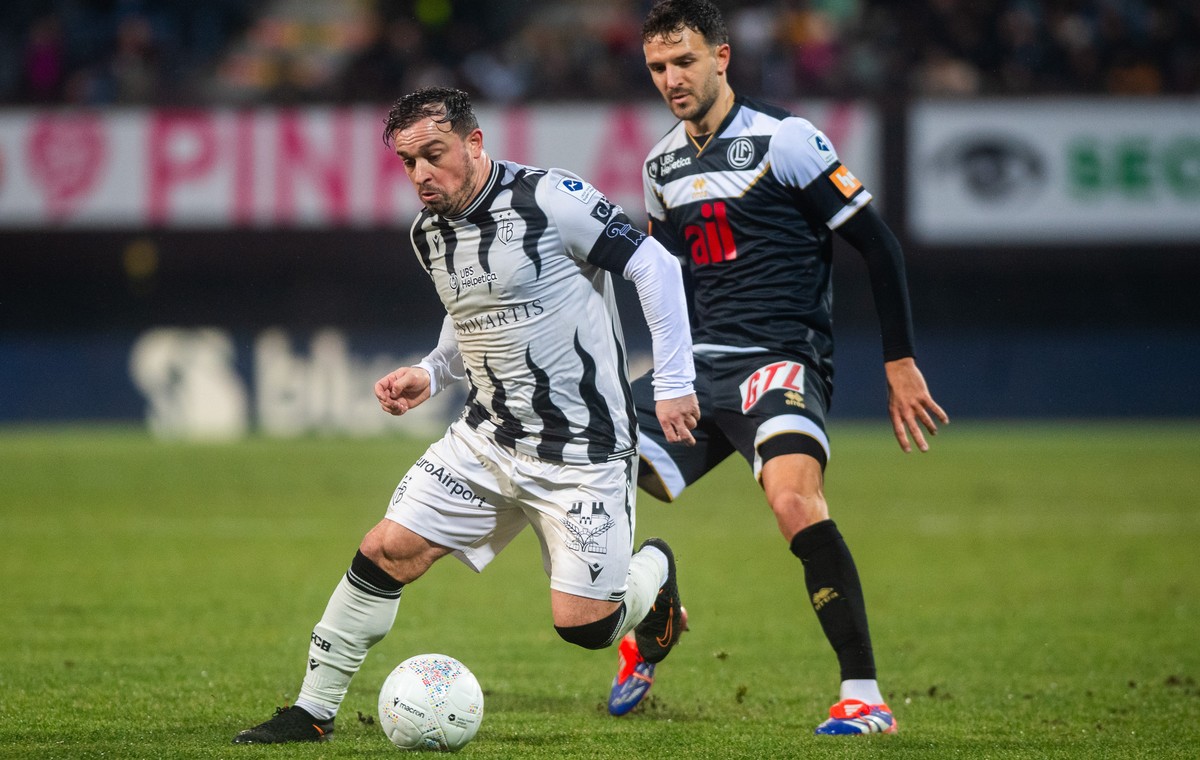 Anto Grgic (LUG), right, fight for the ball with Xherdan Shaqiri (FCB), left, during the Super League soccer match FC Lugano against FC Basel, at the Cornaredo Stadium in Lugano, Sunday, January 19, 2 ...