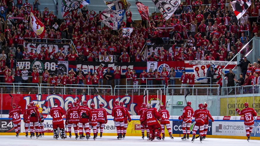 Die SC Rapperswil-Jona Lakers Spieler feiern mit den Fans nach dem 4-3 Sieg in der Verlaengerung im Eishockey-Meisterschaftsspiel der National League zwischen den SC Rapperswil-Jona Lakers und dem EV  ...