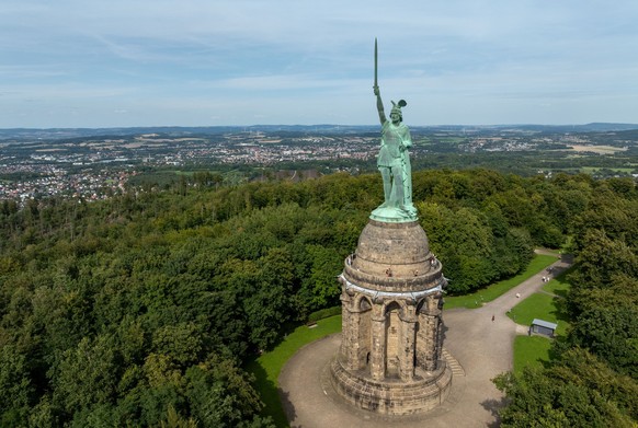PRODUKTION - 07.08.2025, Nordrhein-Westfalen, Detmold: Blick auf das Hermannsdenkmal, Deutschlands gr��te Statue, in den H�hen des Teutoburger Waldes. Mehr als eine halbe Millionen Menschen besuchen d ...