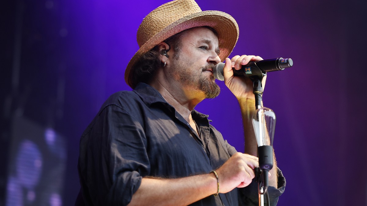 Buene Huber, Saenger der Schweizer Band Patent Ochsner, waehrend einem Konzert im Schwellenmaetteli in Bern, am Dienstag, 8. August, 2023. (KEYSTONE/Peter Klaunzer)