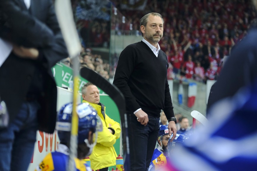 EHC Kloten Headcoach Andre Roetheli verfolgt das Spiel hinter der Bande im dritten Eishockey Spiel der Ligaqualifikation der National League zwischen dem EHC Kloten und den SC Rapperswil-Jona Lakers a ...