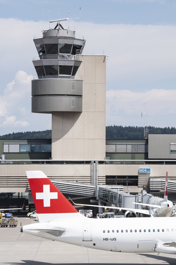 ARCHIVBILD ZUM HALBJAHRESERGEBNIS 2018 DER FLUGHAFEN ZUERICH AG, AM DIENSTAG, 28. AUGUST 2018 ---- Blick auf den Tower der Flugverkehrsleitung auf dem Flughafen in Zuerich, aufgenommen am Sonntag, 15. ...