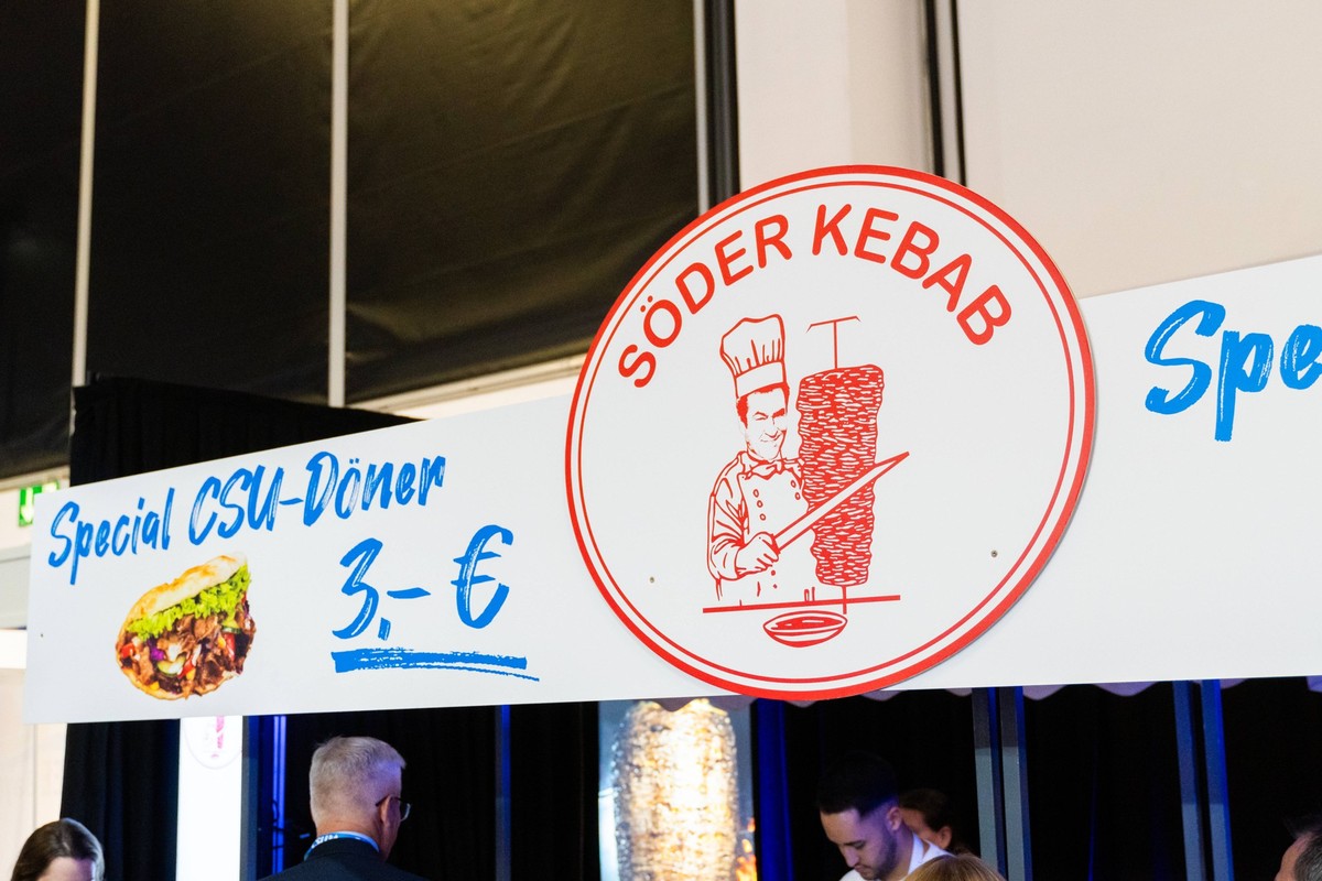 Augsburg, Bavaria, Germany - October 12, 2024: Stand with the inscription: Söder Kebab - Special CSU-Döner 3 Euro, at the CSU party conference in Augsburg *** Stand mit der Aufschrift: Söder Kebab - S ...