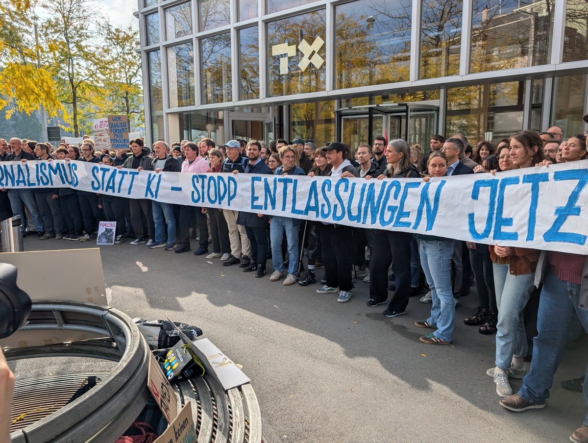 270 Mitarbeitende von Tamedia haben einen Brief unterschrieben, in dem sie fordern, die angekündigte Kündigung von 41 Mitarbeitenden zurückzunehmen. Mehrere Dutzend von ihnen haben am Dienstag vor dem ...