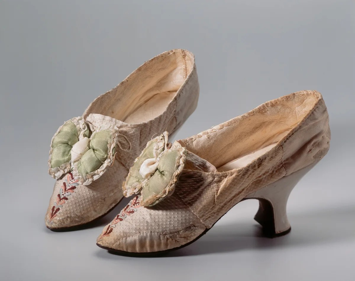 Absatzschuh für Damen mit Louis-XV-Absatz, um 1750.
https://permalink.nationalmuseum.ch/100177087