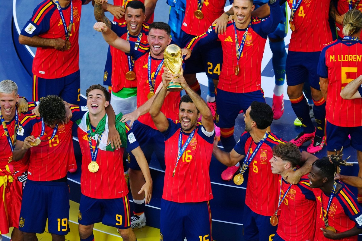 Rodri and the Spain team lift the trophy Spain v Argentina, 2026 FIFA World Cup, WM, Weltmeisterschaft, Fussball Final, Football, New York New Jersey Stadium, East Rutherford, New Jersey, USA - 19 Jul ...