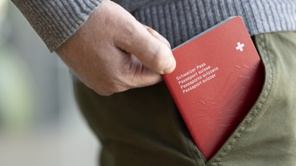 ***SYMBOLBILD*** Muster eines neuen Schweizer Passes, fotografiert am Dienstag, 1. November 2022, in Bern. Seit dem 31. Oktober 2022 gibt es eine neue Pass-Serie. Der neue Pass kann bei den kantonalen ...