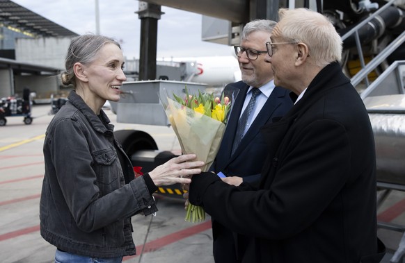 Natallia Hersche, left, is welcomed by Deputy State Secretary Johannes Matyassy, center, and former Swiss Ambassador to Belarus Claude Altermatt at Zurich Airport on Friday, February 18, 2022 in Zuric ...