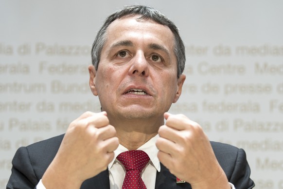 Bundesrat Ignazio Cassis spricht an einer Medienkonferenz ueber das Europadossier, am Freitag, 28. September 2018, in Bern. (KEYSTONE/ Peter Schneider)