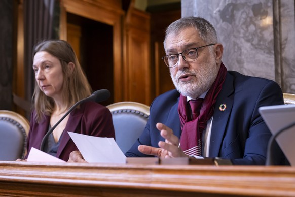 Carlo Sommaruga, SP-GE, rechts, spricht neben Mathilde Crevoisier Crelier, SP-JU, links, waehrend der Herbstsession der Eidgenoessischen Raete, am Donnerstag, 28. September 2023 im Staenderat in Bern. ...