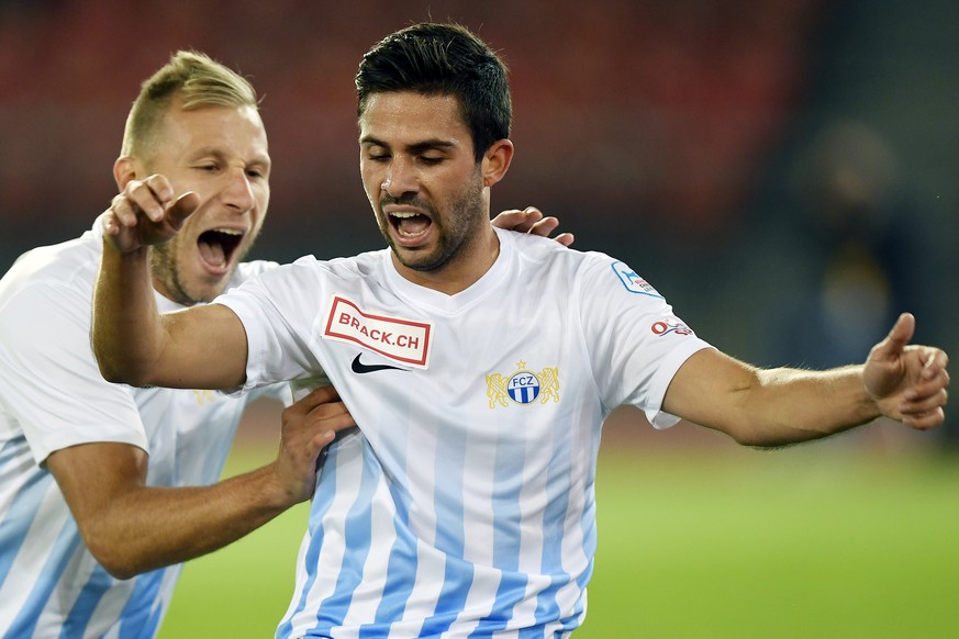 Die Zuercher mit Torschuetze Oliver Buff, rechts, und Dzengis Cavusevic, links, jubeln nach dem 2-0 fuer den FCZ beim Meisterschaftsspiel der Challenge League FC Zuerich gegen den FC Servette im Stadi ...