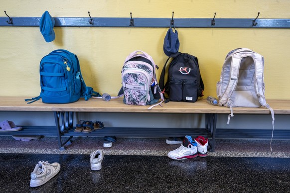 Schulutensilien in der Schulanlage Enge, am Montag, 12. August 2024, in Bern. Das 1913 erstellte Schulhaus wurde zwei Jahre lang saniert und kann nun wieder als Volksschule von 113 Schueler*innen benu ...