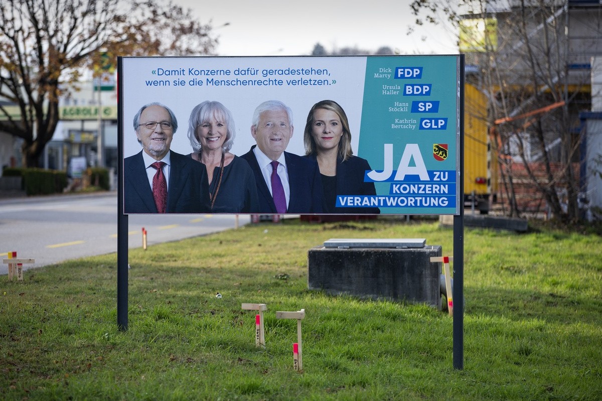 Ein Plakat mit Alt-Staenderat Dick Marty, Alt-Nationalraetin Ursula Haller, Staendratspraesident Hans Stoeckli und Nationalraetin Kathrin Bertschy wirbt fuer ein Ja zur Konzernverantwortungsinitiative ...