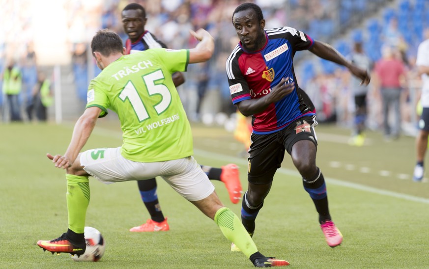 Wolfsburg&#039;s Christian Traesch, left, fights for the ball against Basel&#039;s Seydou Doumbia, right, during a friendly soccer match between Switzerland&#039;s FC Basel 1893 and Germany&#039;s VfL ...