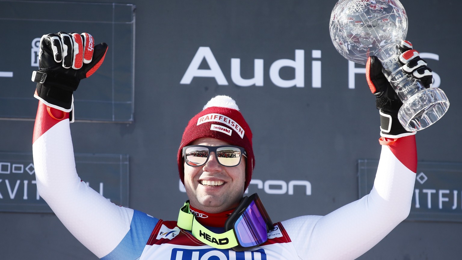 Switzerland&#039;s Beat Feuz holds up the alpine ski, men&#039;s World Cup downhill trophy, in Kvitfjell, Norway, Saturday, March 7, 2020. (AP Photo/Gabriele Facciotti)