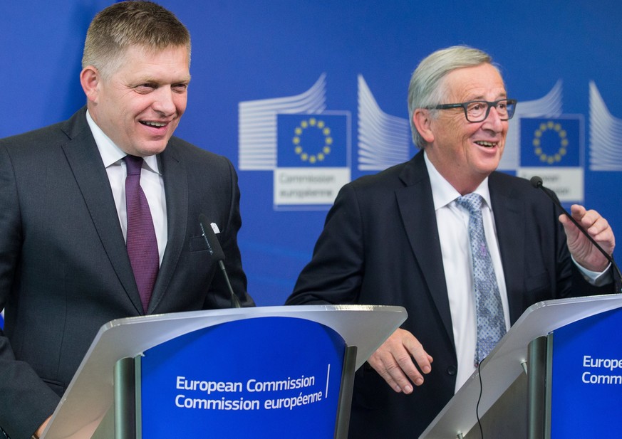 epa06112128 Slovakian Prime Minister Robert Fico (L) and European Union (EU) Commission President Jean-Claude Juncker give a press conference after a meeting at the European Commission in Brussels, Be ...