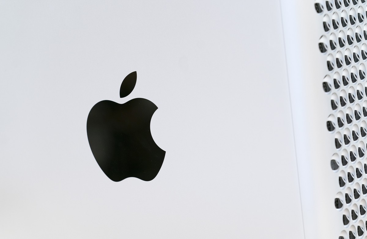 FIE - This May 21, 2021, photo shows the Apple logo displayed on a Mac Pro desktop computer in New York. Apple on Thursday, April 28, 2022, reported quarterly results that topped analysts' projec ...