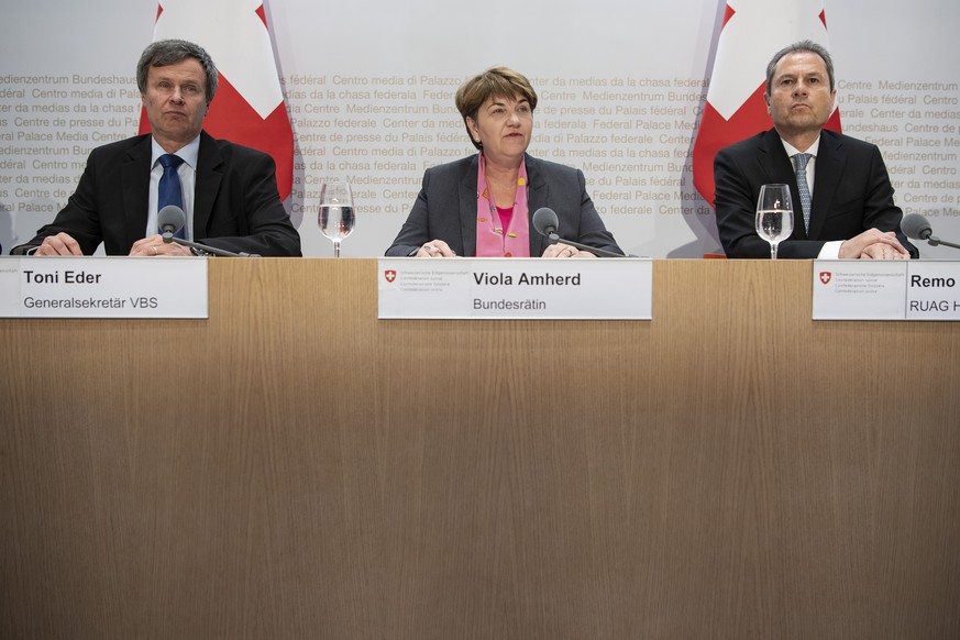 Toni Eder, Generalsekretär VBS, Bundesrätin Viola Amherd und Remo Lütolf, Verwaltungsratspräsident RUAG Holding AG, an der Pressekonferenz. 