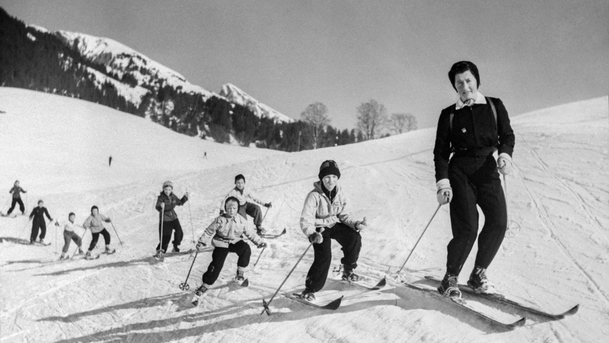 Die Schweizer Skifahrerin Erna Steuri unterrichtet Kindern das Skifahren, undatierte Aufnahme um 1950. (KEYSTONE/PHOTOPRESS-ARCHIV/Str)