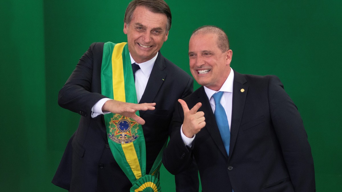 epa07257569 Brazilian newly inaugurated President Jair Bolsonaro (C) welcomes new Brazilian Chief Minister of the Civil House Onyx Lorenzoni (R), during his inauguration ceremony at the Planalto Palac ...