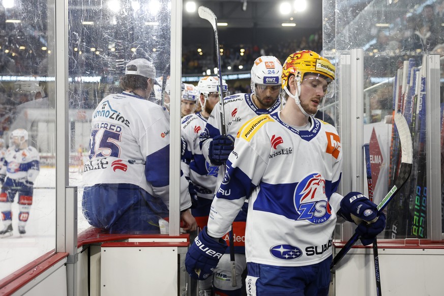 Zuerichs PostFinance Top Scorer Dean Kukan und seine Teamkollegen gehen in die erste Drittelspause, im dritten Eishockey Playoff Halbfinalspiel der National League zwischen EHC Biel und ZSC Lions, am  ...