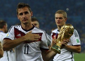 Der grösste Moment in der Karriere: Miroslav Klose mit dem WM-Pokal.