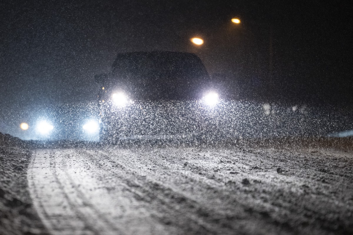 Autos fahren auf der verschneiten Autobahn um Winterthur, aufgenommen am Samstag, 4. Januar 2024. (KEYSTONE/Ennio Leanza)