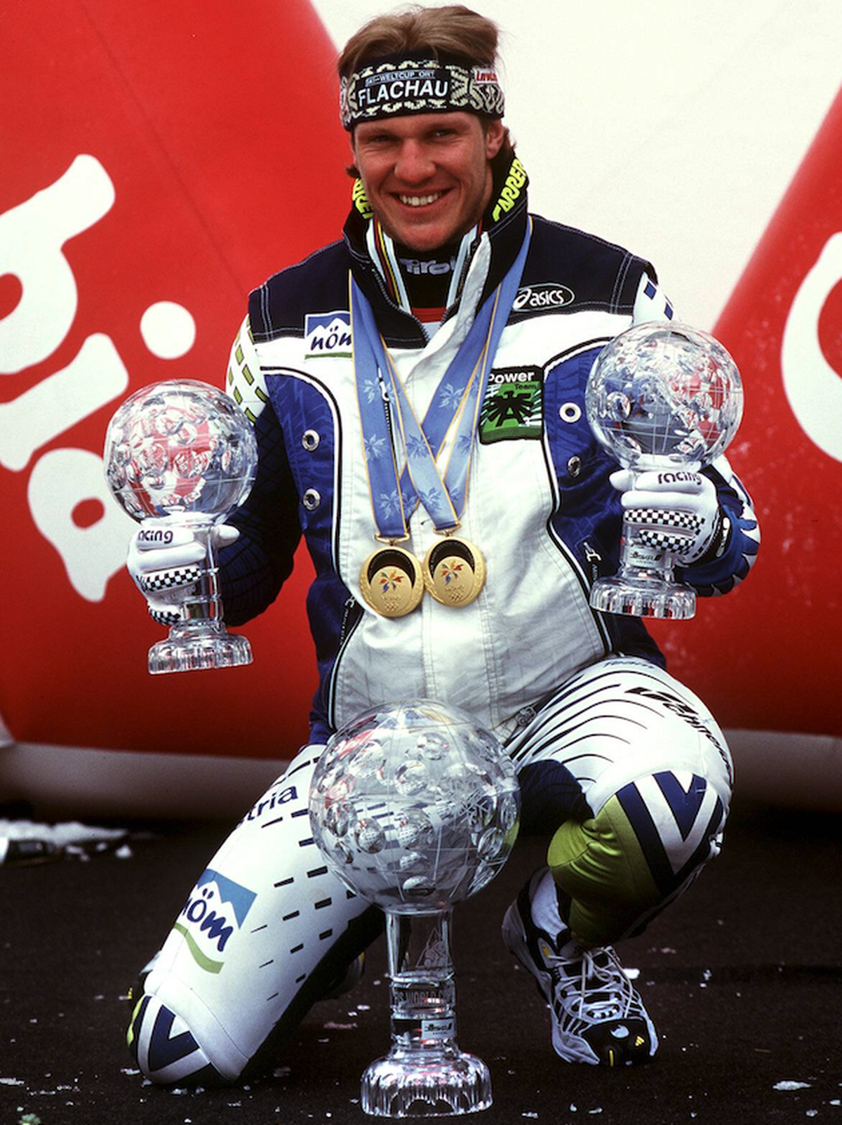 Hermann Maier (Österreich) präsentiert seine olympischen Goldmedaillen und die Trophäen seiner Weltcupsiege Alpiner Skilauf OS Winter Herren Olympische Winterspiele 1998, Olympia, Olympiade, Spiele, S ...