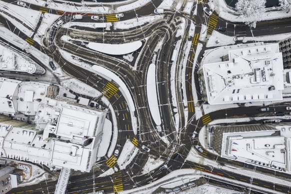 Blick auf die verschneiten Strassen und Tramschienen am Central in Zuerich, aufgenommen am Freitag, 15. Januar 2021. (KEYSTONE/Ennio Leanza)