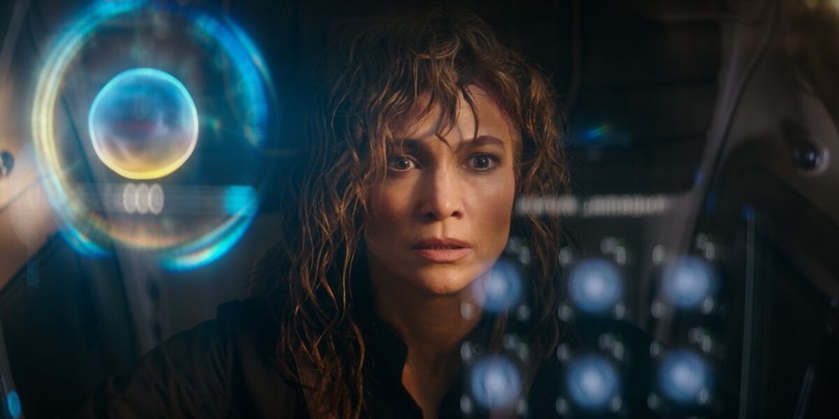Atlas, un film composé essentiellement de gros plans de Jennifer Lopez et d'interfaces transparentes aussi peu pratiques que moches.