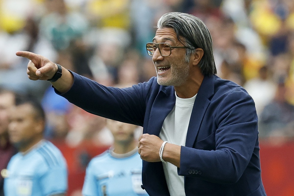 Switzerland's head coach Murat Yakin gestures during the World Cup round of 16 soccer match between Switzerland and Colombia at the BC Place stadium in Vancouver, Canada, Tuesday, July 7, 2026, d ...