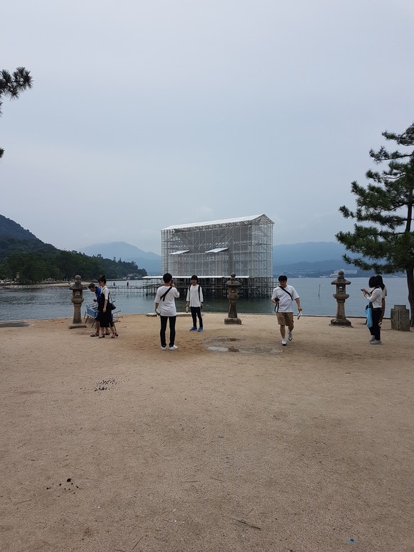 Bloss kein Neid! 19 Szenen, die zeigen, dass Ferien nicht nur schÃ¶n sind
Oder 15h nach japan fliegen, um diesen schÃ¶nen, eingepackten wasserschrein zu sehen ð©