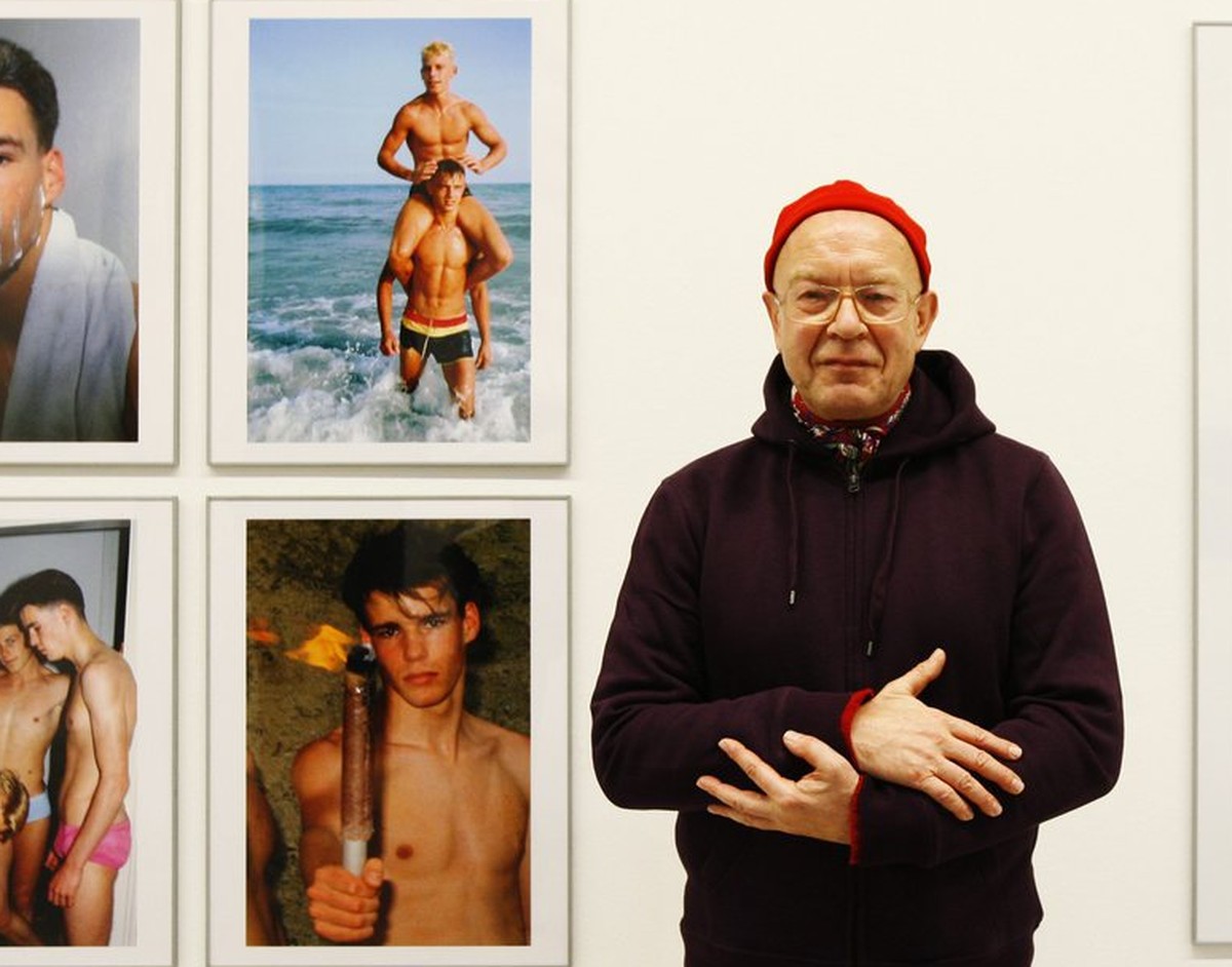 Der Schweizer Fotograf Walter Pfeiffer posiert vor einigen seiner zahlreichen Portraets, am Freitag, 28. November 2008, im Fotomuseum in Winterthur. Die Ausstellung "In Love With Beauty" ist ...