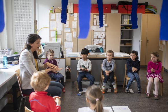 Eine Lehrerin im Kindergarten zeigt den Kindern wie man die Haende waescht am ersten Schultag waehrend der Corona-Pandemie im Schulhaus Hutten in Zuerich, aufgenommen am Montag, 11. Mai 2020. (KEYSTON ...