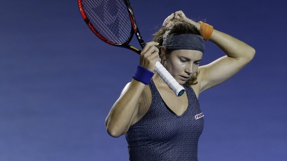 Switzerland&#039;s Stefanie Voegele fixes her hair during the women&#039;s final against Ukraine&#039;s Lesia Tsurenko at the Mexican Tennis Open in Acapulco, Mexico, Saturday, March 3, 2018.(AP Photo ...