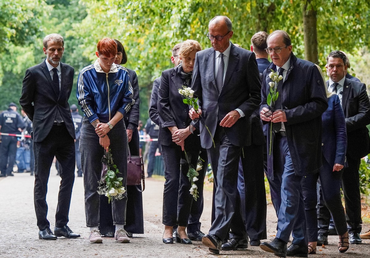 epa13134426 German Chancellor Friedrich Merz (C-R), Federal Interior Minister Alexander Dobrindt (R), and Federal Minister for Education, Family Affairs, Senior Citizens, Women and Youth Karin Prien ( ...