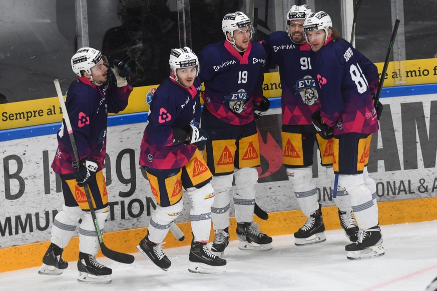 Zug&#039;s player Yannick Zehnder, 2nd left, celebrates with the 1-1 goal with his team mates, during the preliminary round game of National League A (NLA) Swiss Championship 2021/22 between HC HC Lug ...