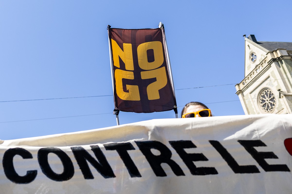 KEYPIX - Des manifestants avec une banderole anti G7 defilent dans les rues de Geneve sous le regard de la police, lors du defile du 1er mai - Fete du Travail, ce vendredi 1 mai 2026 a Geneve. Plusieu ...