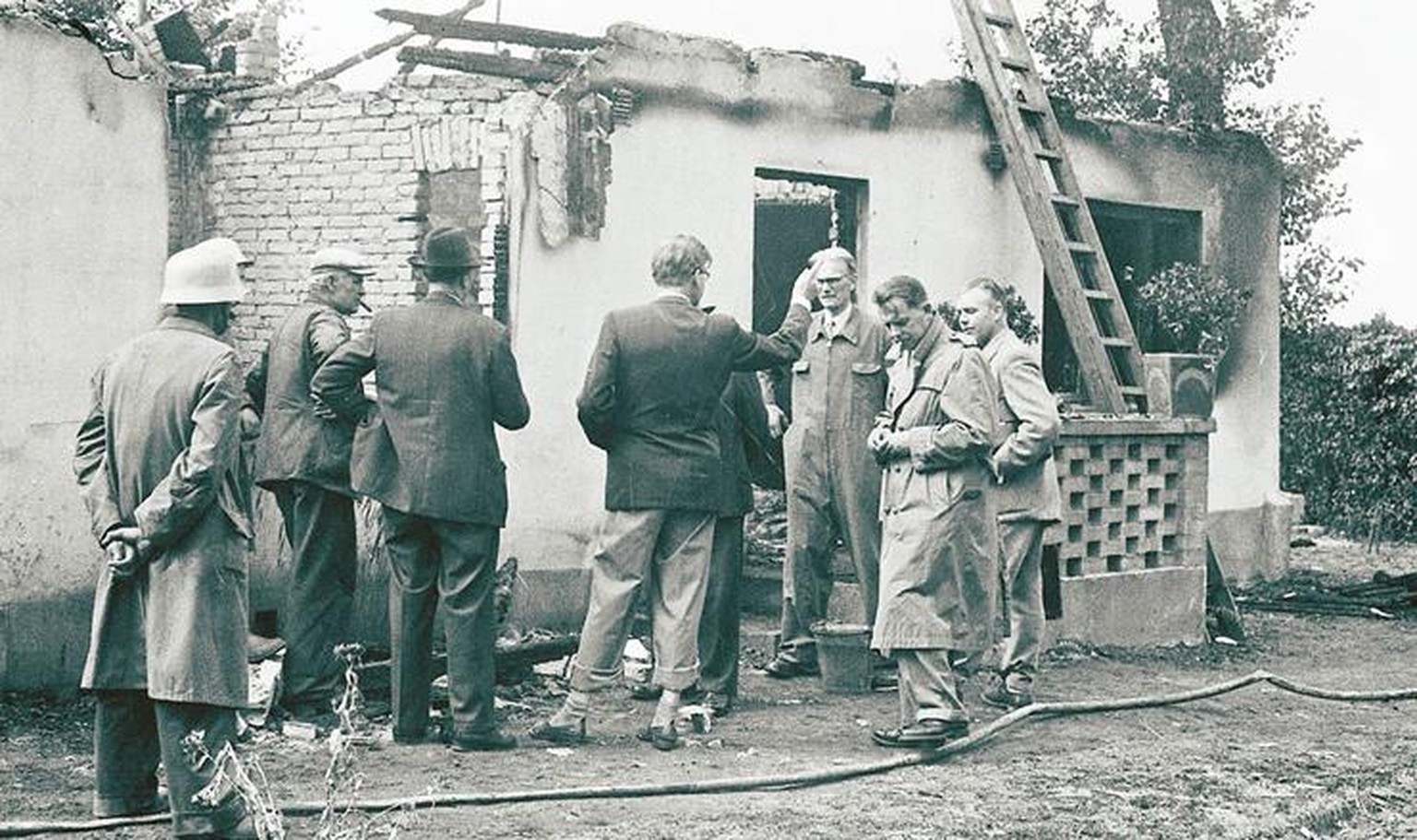 Auch seine Eltern tötete Tore Hedin mit seiner Axt im Schlaf, erst seine Mutter, dann den Vater. Anschliessend zündete er das Haus an, das auf dem Bild zu sehen ist. Das Bild zeigt das niedergebrannte ...