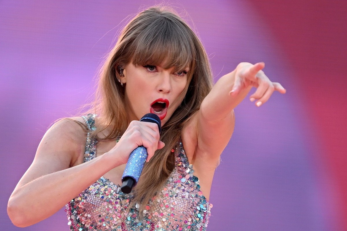 epa11157264 US singer-songwriter Taylor Swift performs during the first night of the The Eras Tour in Australia at the Melbourne Cricket Ground in Melbourne, Australia, 16 February 2024. Taylor Swift& ...